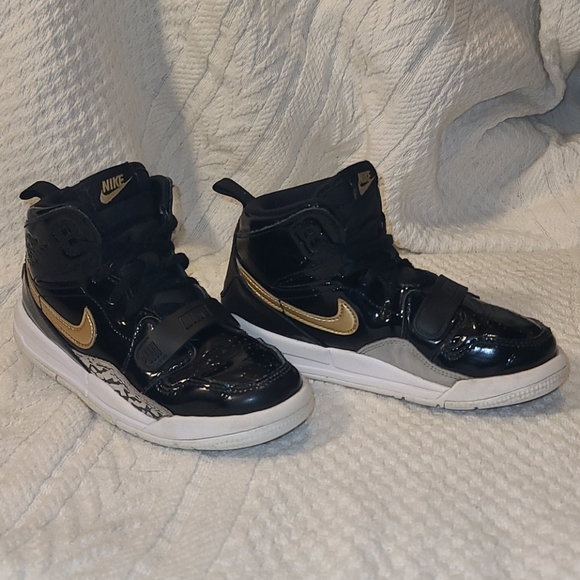Nike Other - Nike Legacy 312 children's black white gold